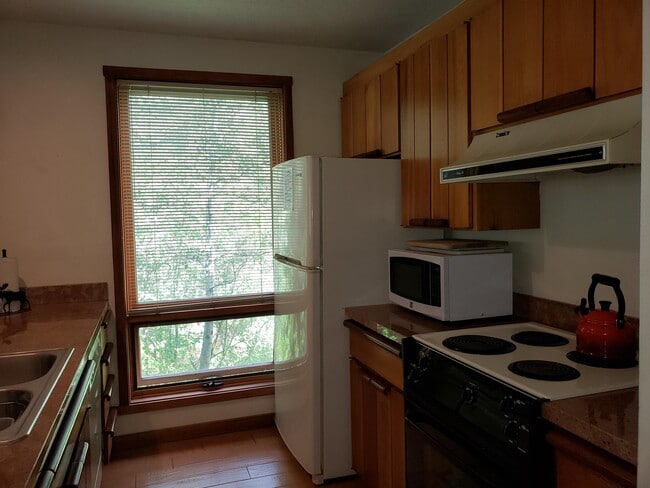 Building Photo - 3548 N Lake Creek Dr
