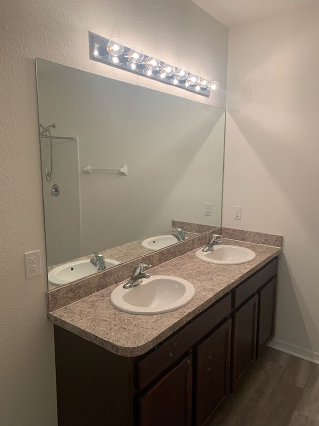Building Photo - Beautiful Home Located In The New Chestnut Village Neighborhood On SW Archer Road