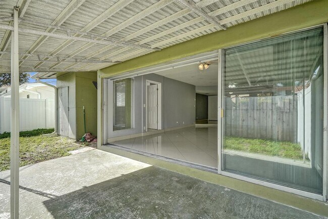 Building Photo - 704 NE 23rd Ave