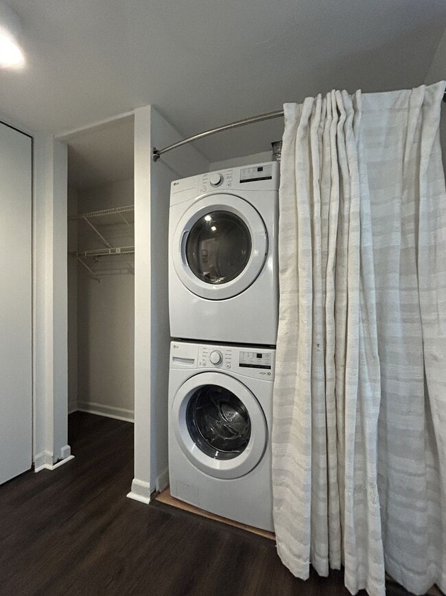 Building Photo - Cute Studio, Big Porch, Great Location!