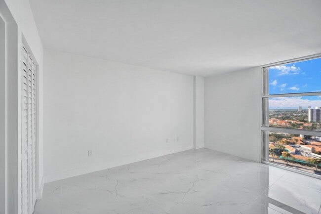 Building Photo - 3625 N Country Club Dr