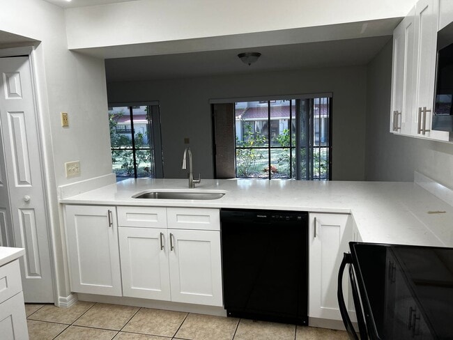 Building Photo - SANDPOINTE TOWNHOMES