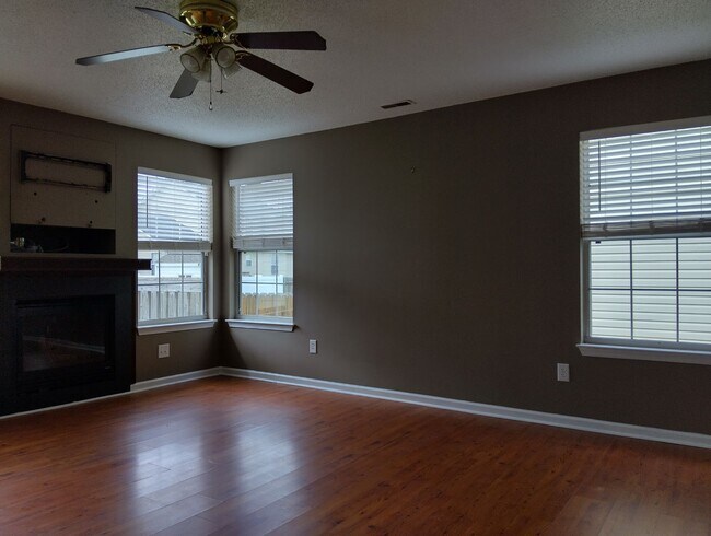 Building Photo - 811 Rilee Dr
