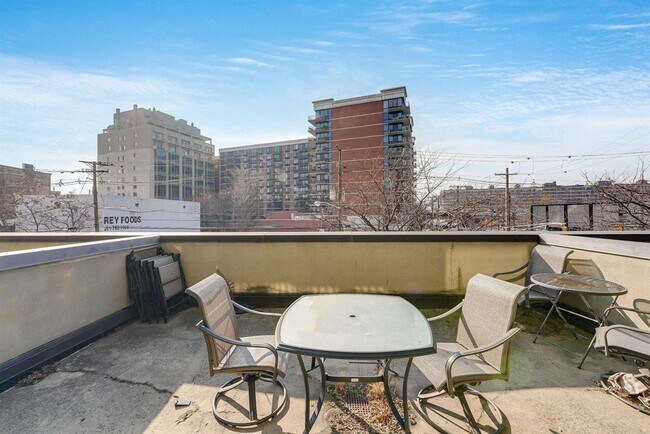 Building Photo - 551 Observer Hwy