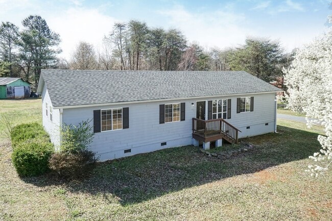 Building Photo - Three Bedroom Home!