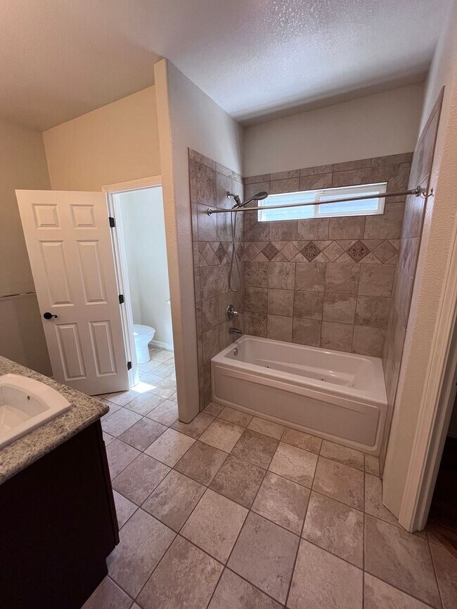 Building Photo - NICE HOME IN ORANGEVALE!!