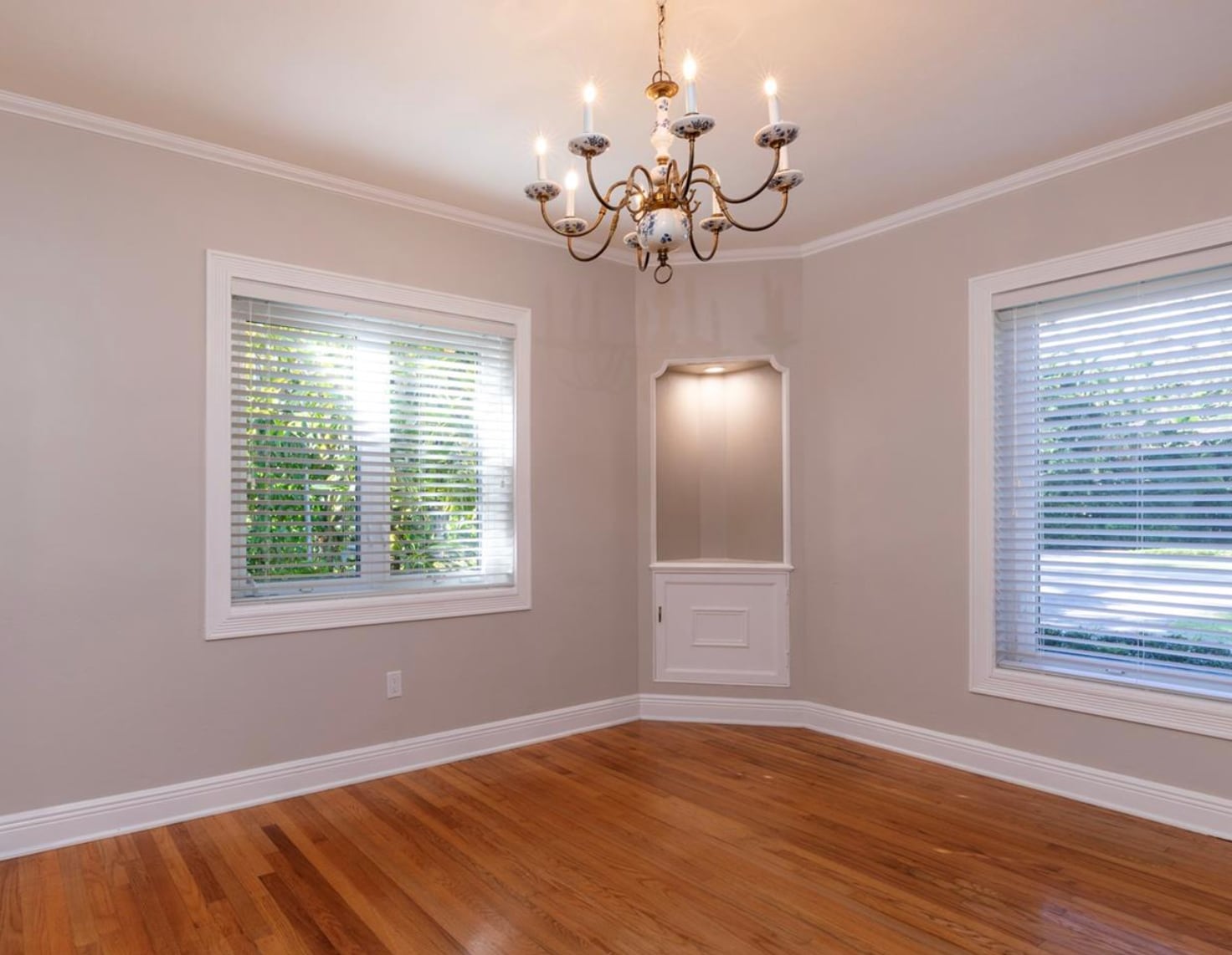 Building Photo - 1350 Mendavia Ave