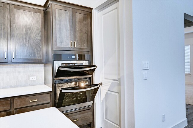 Building Photo - 7302 New Pecan Dr