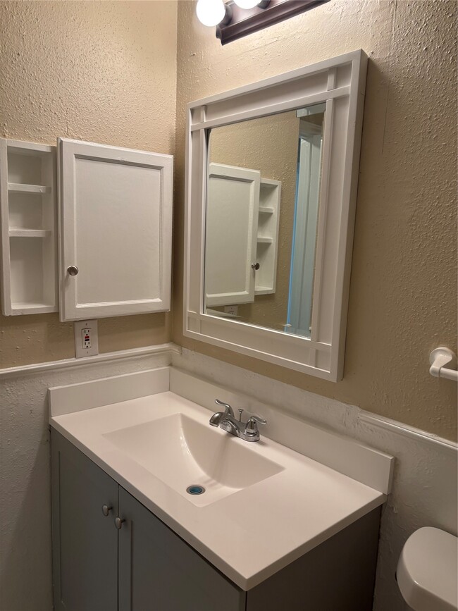 Building Photo - 1726 Oakwell Ln