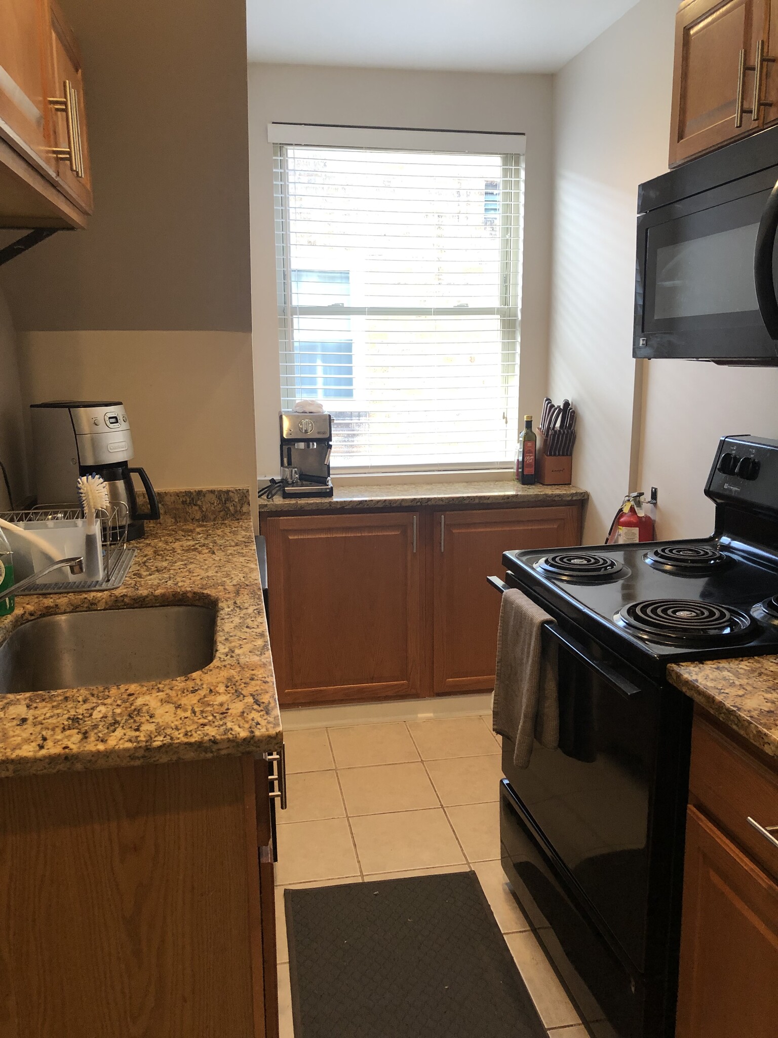 Stainless & Black appliances Granite countertops - 5931 Walnut St