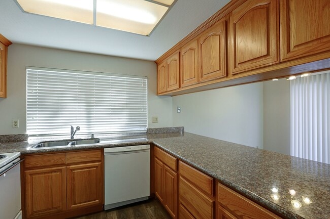 Building Photo - End Unit 2 Bed, 2 Bath Townhouse with Atta...