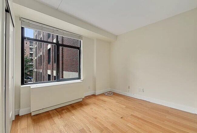 Building Photo - Comfortable Living in a Desirable Area