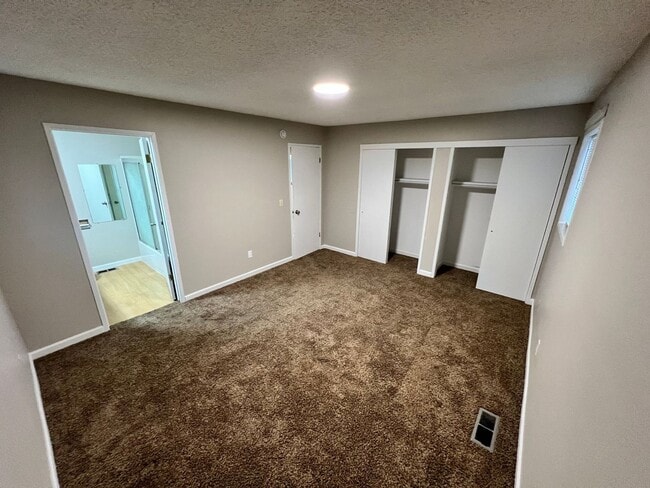 Building Photo - Spacious 2 Bedroom, 1.5 Bath Triplex in Cl...