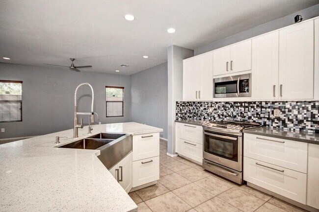 Building Photo - 16301 N 73rd Dr