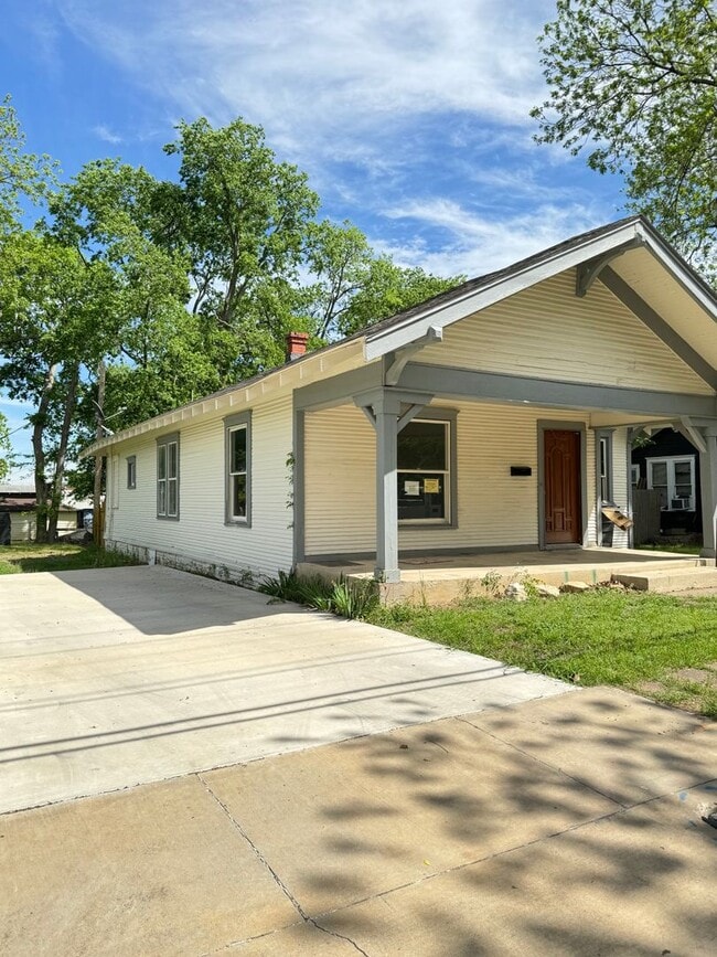 Building Photo - 208 B St SW