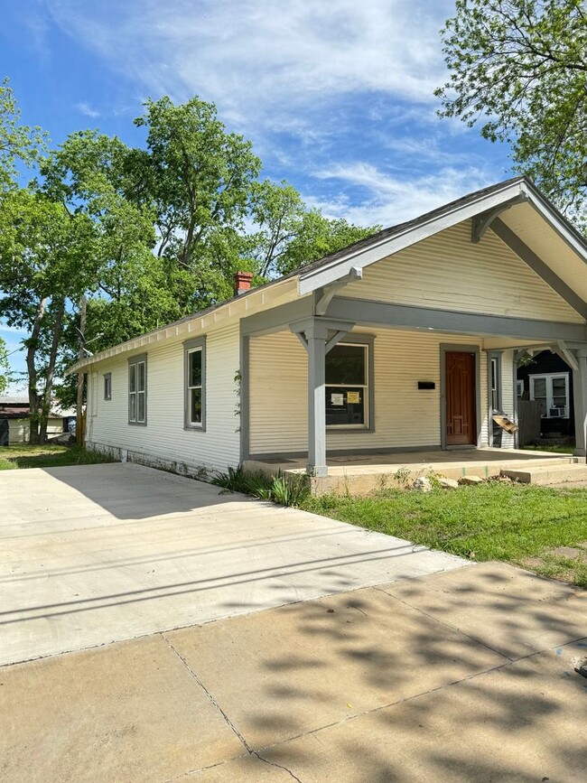 Building Photo - Two Bed Two Bath Rental