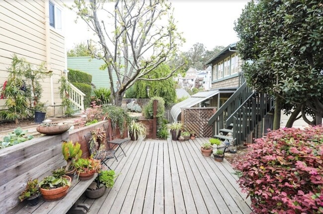 Building Photo - 106 Surrey St