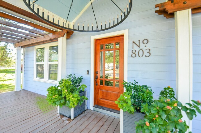 Building Photo - 803 Austin St