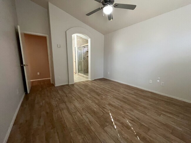 Building Photo - 2 BEDROOM PLUS DEN NEAR ARROWHEAD SHOPS