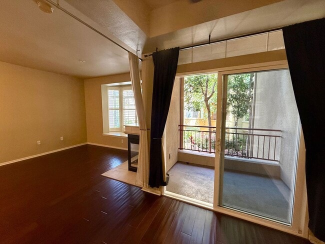 Building Photo - Spacious Bankers Hill Studio | In-Unit Laundry | A/C | Fireplace | Pool & Gym | 6-Month Lease