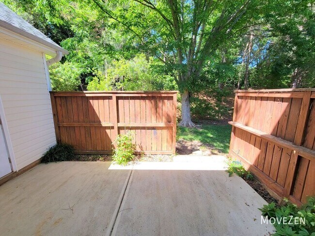 Building Photo - 2121 Piney Brook Rd