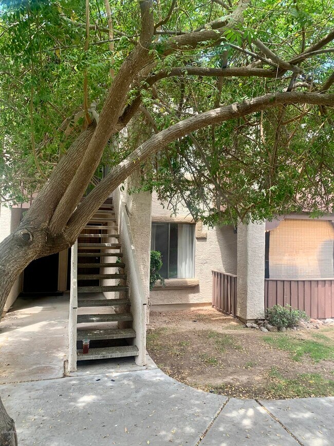 Building Photo - 3102 E Clarendon Ave