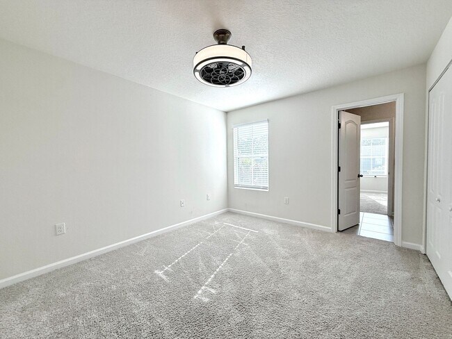 Building Photo - Newer Townhome in Ideal Location