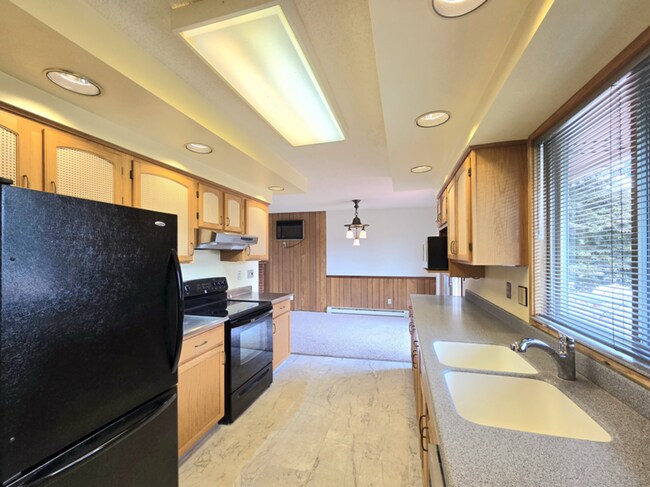Building Photo - ** Oversized 4-Bedroom House w/ 2-Car Garage, & Fenced Backyard in a great Wenatchee Neighborhood!