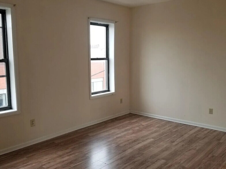 Building Photo - 182 Ferry St