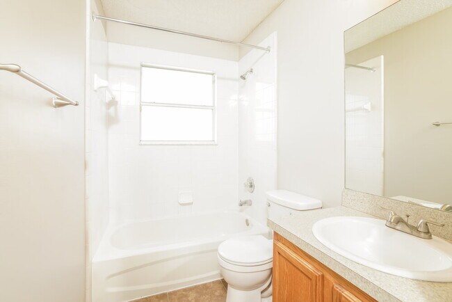 Building Photo - 3211 Woodglen Dr