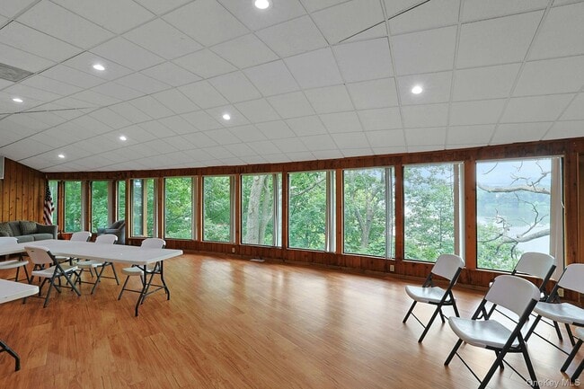 Building Photo - 121 Coachlight Square