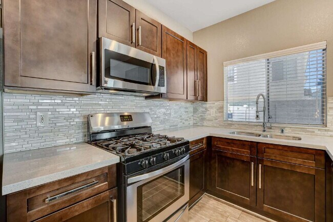 Building Photo - "Charming 2-Bedroom Townhouse Retreat with 2.5 Baths in South Henderson -with Backyard “