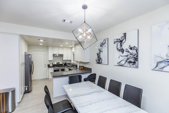 Building Photo - Newly Remodeled 5B4B. 2 mile from the Rose Parade!