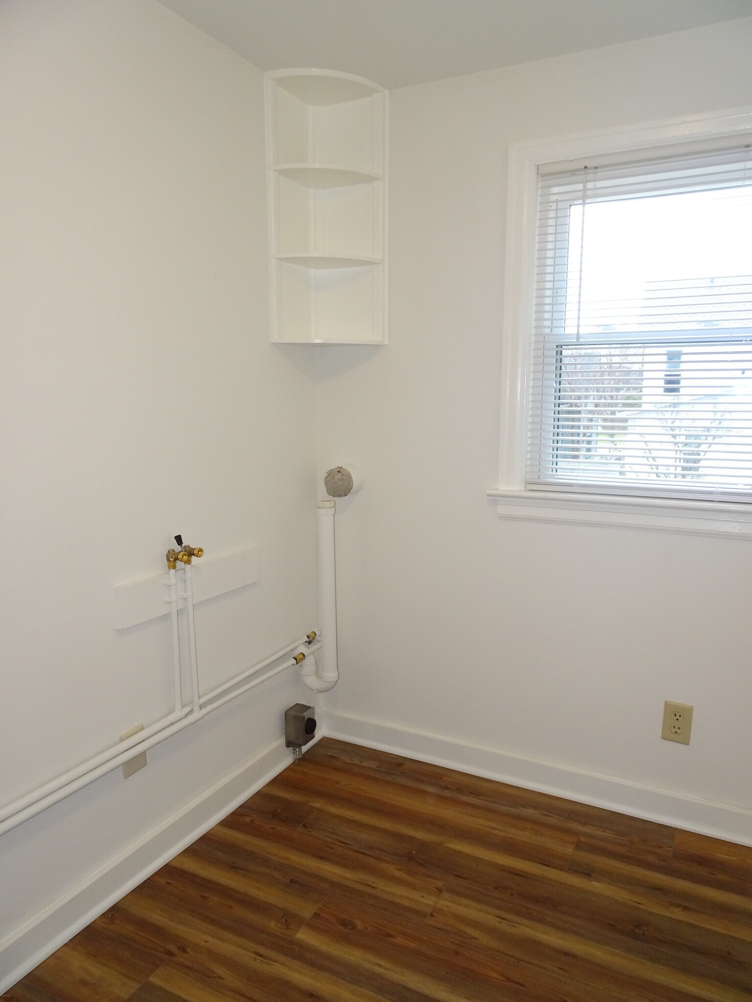 utility room with washer/dryer hook-ups - 833 S Cory St