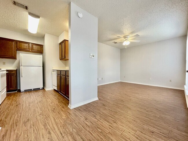 Building Photo - 2 Bedroom/1 Bath Apartment - Fresh Paint &...