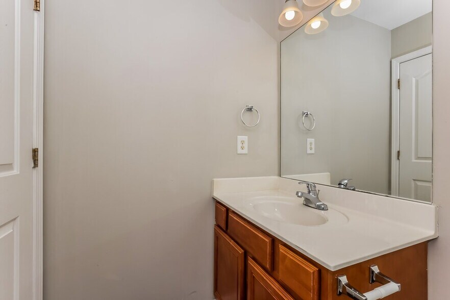 Building Photo - 3136 Skinner Dr