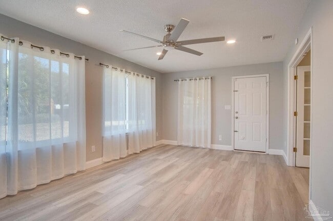 Building Photo - 9880 Creet Cir