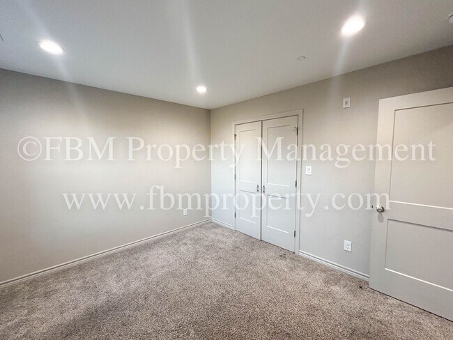 Building Photo - 1203 N Clay St