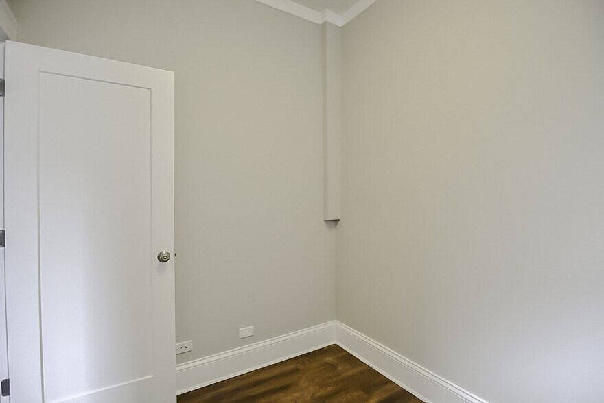 Building Photo - 817 W Lakeside Pl