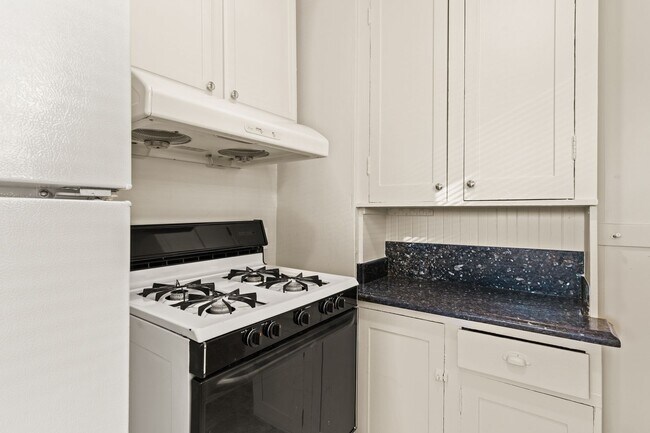 Building Photo - Utilities Included! Bright 2nd Floor Studio in Mosswood Vintage Building