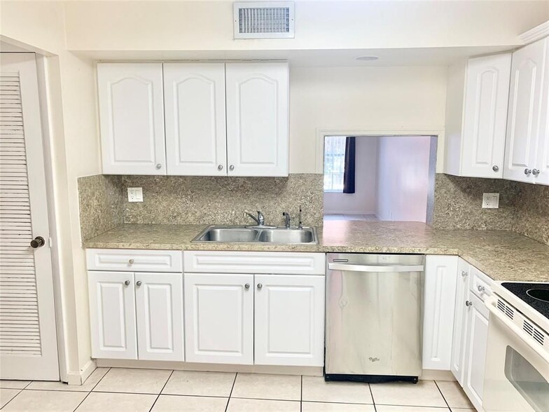 Building Photo - 680 Tennis Club Dr