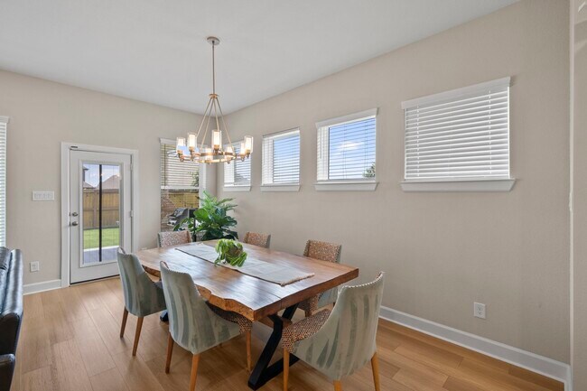 Building Photo - 7214 Oak Grv Trl
