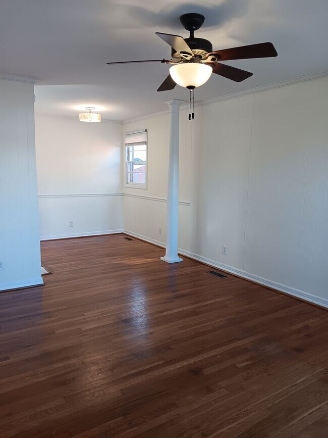 Building Photo - 3 BR Belmont Home with Fenced in Yard!