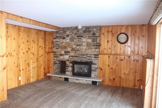 Building Photo - 50% off first month's rent!! Conveniently ...