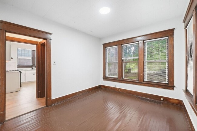 Building Photo - 928 W Dewald St
