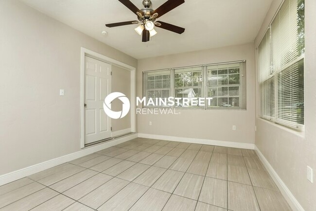 Building Photo - 4 Bedroom Pet-Friendly Home in Deland, FL with Main Street Renewal
