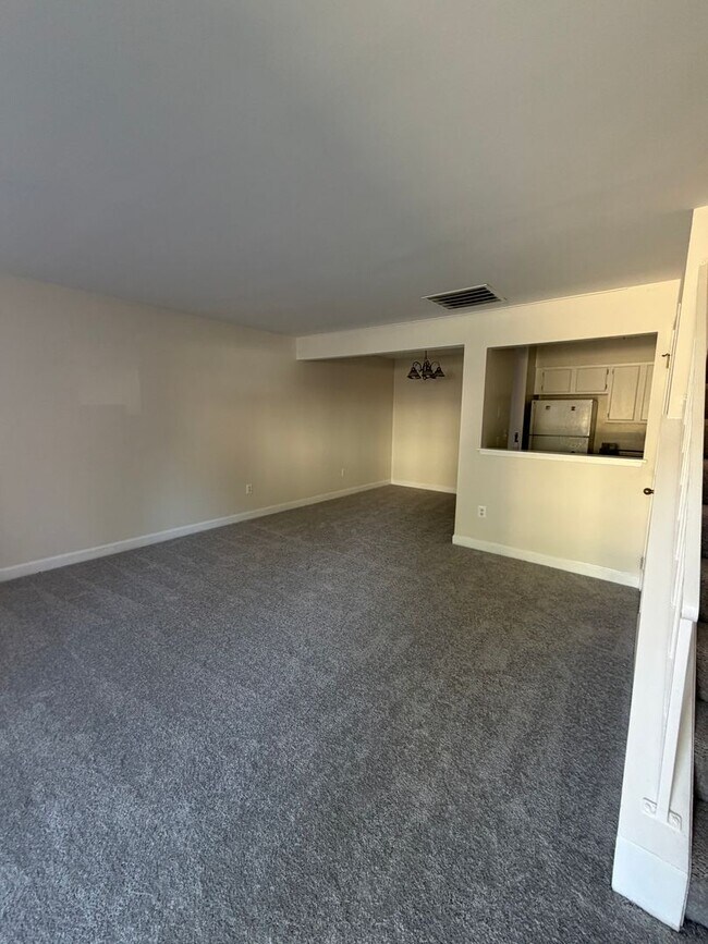 Building Photo - 3 LEVEL TOWNHOUSE WITH 3BEDROOMS AND 2 FULL BATHS