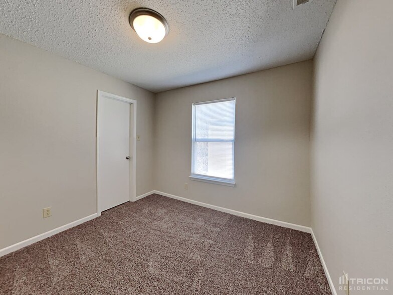 Building Photo - 10878 Glenayr Dr