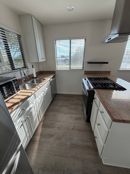 Building Photo - 1084 Baden Ave