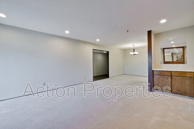 Building Photo - 49 Showers Dr